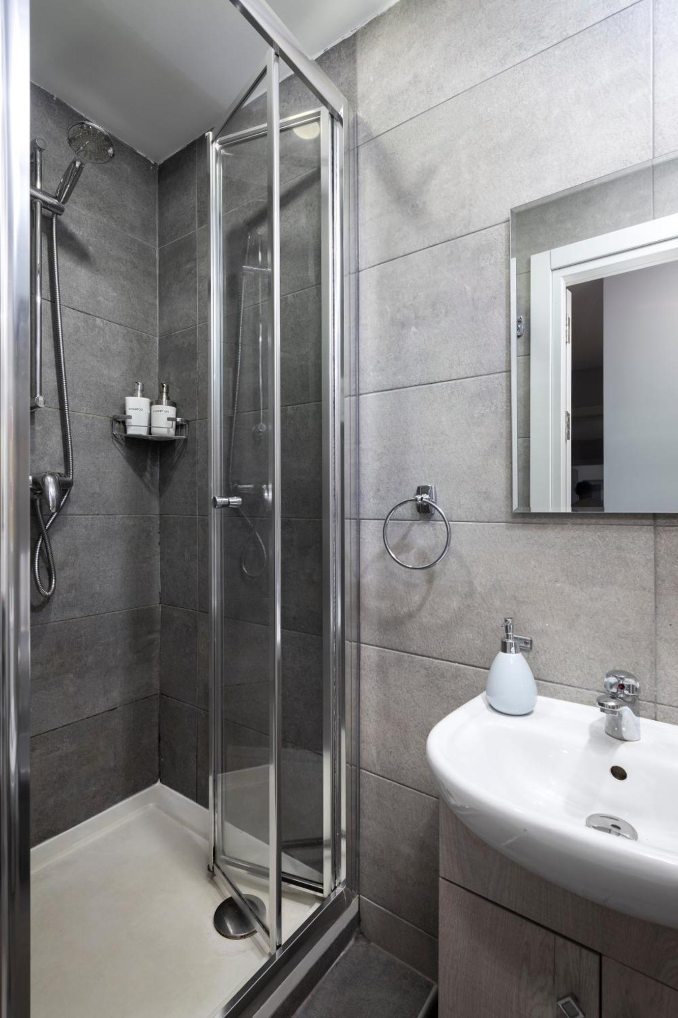 Modern 3 Bedroom & 3 Bathroom - Near Balluta Bay Apartment San Ġiljan